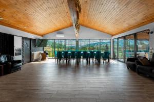 ein Esszimmer mit Tisch und Stühlen in der Unterkunft Casa Ducu in Călimăneşti