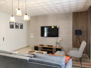a living room with a couch and a tv at Casa del Sol in Gandía