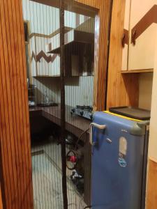 a kitchen with an old refrigerator in a kitchen at Hexon Stays in Manāli