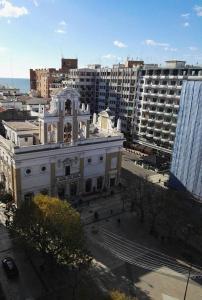 un grande edificio con una torre dell'orologio in una città di B&B Del Centro a Taranto