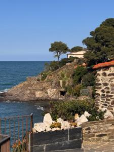 a house on a hill next to the ocean at Escale Sud in Canet-en-Roussillon