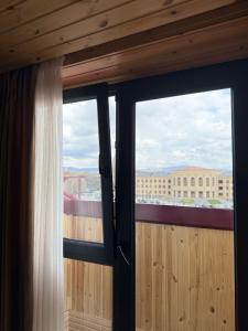 ein Fenster mit Blick auf ein Gebäude in der Unterkunft Chief Hotel in Gjumri