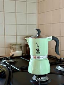 a teapot sitting on top of a stove at B&B Casa Oleandro in Chiaverano