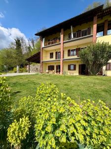 a building with a yard with flowers in front of it at B&B Casa Oleandro in Chiaverano