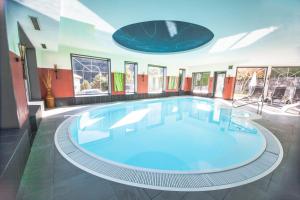Bazén v ubytování Wellnesshotel Liun nebo v jeho okolí