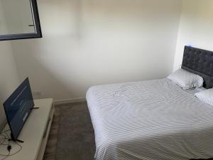 a bedroom with a bed and a flat screen tv at Chambre spacieuse #3 in Clonas-sur-Varèze