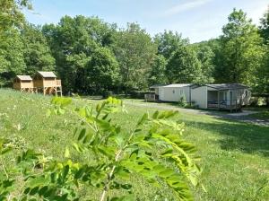 a view of the campgrounds from the field at Camping La Bâtisse in Réalmont