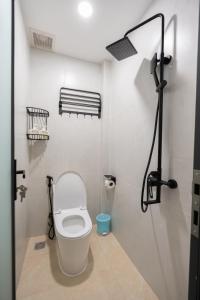 a bathroom with a toilet in a stall at Cái Vườn Ấm in Lái Thiêu +6 photos