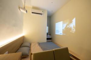 a small room with a bed and a projector at Cái Vườn Ấm in Lái Thiêu