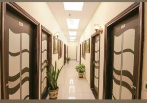 ein Flur mit Topfpflanzen in einem Flur in der Unterkunft Hotel Moontrip in Mohali