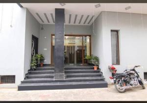 ein Motorrad, das vor einem Gebäude geparkt ist in der Unterkunft Hotel Moontrip in Mohali