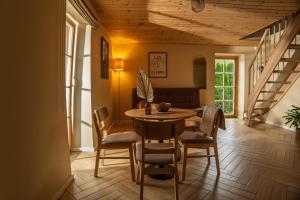 a dining room with a table and chairs at Prance namai in Plateliai