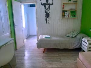 a small room with a bed in a room with green walls at Vecchia Casa en el centro in General Villegas