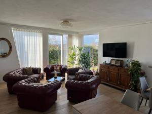 a living room with leather furniture and a flat screen tv at Dolce Vita in Altivole +17 photos