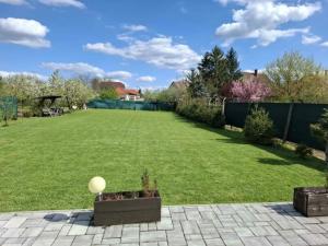 a large yard with a large lawn at BÉTA Apartman in Sárospatak