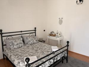 a bedroom with a bed and a small table at Novara Il Gallo in Lumellogno
