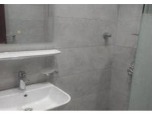 a bathroom with a shower and a sink at مساكن جدة in Jeddah