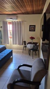 a living room with a table and a couch at Pousada do Irlandês in Pirenópolis