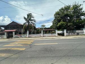 an empty street with a fence on the side of the road at Full house, 2 Bedroom & kitchen in Bocas Town
