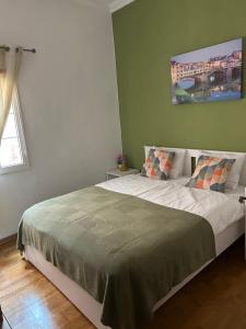 a bedroom with a large bed in a room at El Oasis Canario in Tacoronte