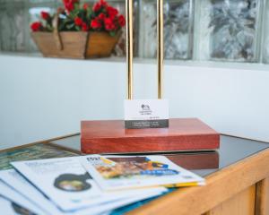 a glass table with a sign on top of it at Alojamento Da Cunha in Chaves