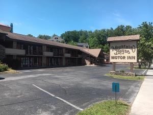 a building with a sign for a motel at Mountain House motor Inn Downtown Gatlinburg in Gatlinburg