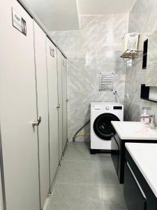 a laundry room with a washer and a washing machine at Nhà trọ Lý Liêm in HÆ°ng YÃªn +9 photos