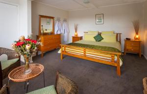 Un pat sau paturi într-o cameră la Healesville Apartments