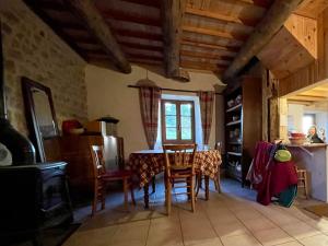 a kitchen with a table and chairs in a room at Petit chalet rénové in Grandrif