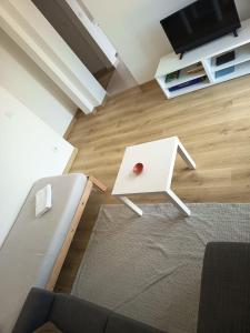 a living room with a bed and a table at Casa da Quinta T1 in Mafra