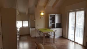 uma cozinha com mesa e cadeiras num quarto em Villa Ducati em Vattaro