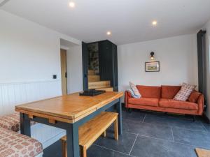a living room with a table and a couch at Seren Fach in Pwllheli