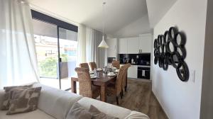 a living room with a table and a kitchen at A Proa do Moliceiro - iConik Design Apartments in Aveiro