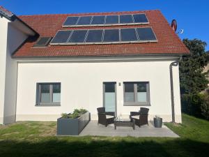 a house with solar panels on the roof at Exklusive und moderne Ferienwohnung in Thiendorf