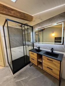 a bathroom with a sink and a shower at T3climatisé Hyper centre 2 Chambres Terrasse in Sète +15 photos