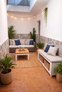 a patio with a couch and a table at Luz y calma junto al mar in Lagos +9 photos