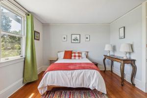 a bedroom with a bed and a window at The Cooperhouse in Independence