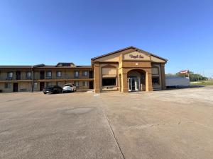 an empty parking lot in front of a building at Regal Inn Coffeyville KS US 169 in Coffeyville +27 photos
