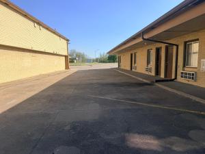 an empty parking lot next to a building at Regal Inn Coffeyville KS US 169 in Coffeyville