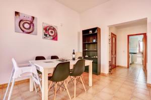 a dining room with a table and chairs at Villa Malva in Corralejo