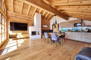 a kitchen and dining room with a table and chairs at Wally Luxus Lodge im Ferienhaus Magdalena in Mittenwald