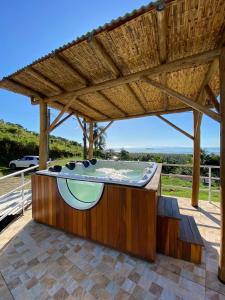 a hot tub in a pavilion on a patio at Recanto Filadélfia in Paraty
