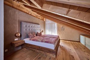 a bedroom with a large bed in a loft at Wally Luxus Lodge im Ferienhaus Magdalena in Mittenwald