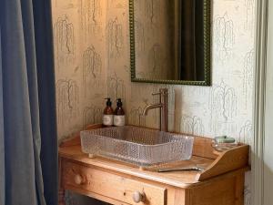 a bathroom with a glass sink on a wooden table at Daylily Cottage - Two Bedroom Georgian Cottage in Central Bath in Bath +27 photos