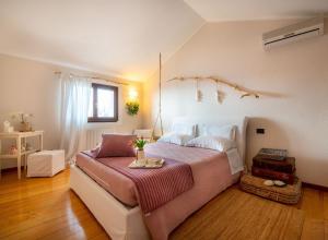 a bedroom with a large bed in a room at Paradiso San Giacomo in Cogorno