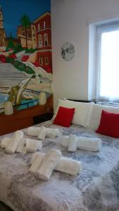 Elle comprend un grand lit avec des oreillers blancs. dans l'établissement The Pope At The Window, à Rome