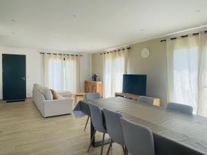 a living room with a large table and chairs at Maison familiale à Ahetze à 10 min des plages in Ahetze