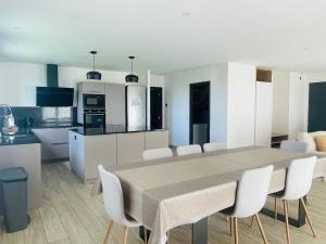 a kitchen and dining room with a table and chairs at Maison familiale à Ahetze à 10 min des plages in Ahetze