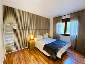 a bedroom with a bed and a window at Benvinguts a Casa Nostra in El Pont de Suert
