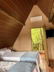 a bedroom with two beds and a window at Pousada Maria elza in Eldorado
